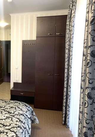 Отель Kasimir Private Room 611, 612 Буковель Двухместный номер с 1 кроватью или 2 отдельными кроватями и собственной ванной комнатой-2